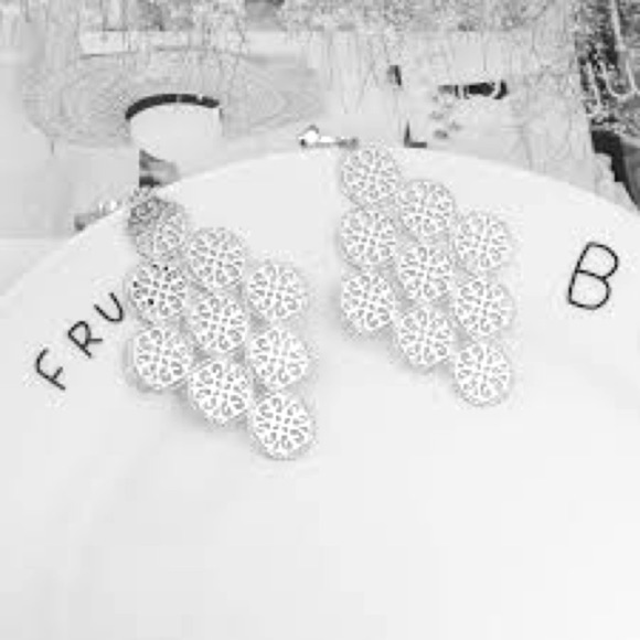 Elegant Silver Filigree Earrings (Clip On) - Picture 2 of 2